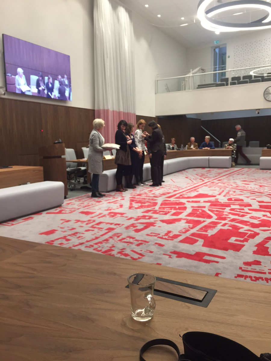 Ook de uitreiking van de #KruderigeWiefAward aan de #speakers van #ERR19 Dit jaar door <a href="/KatiPiri/">Kati Piri</a> #spicywomenaward voor #Natalja #Ausra #Nina #Daria exclusief ontworpen door #hermensdesign by <a href="/IngeEshuis/">inge eshuis</a>