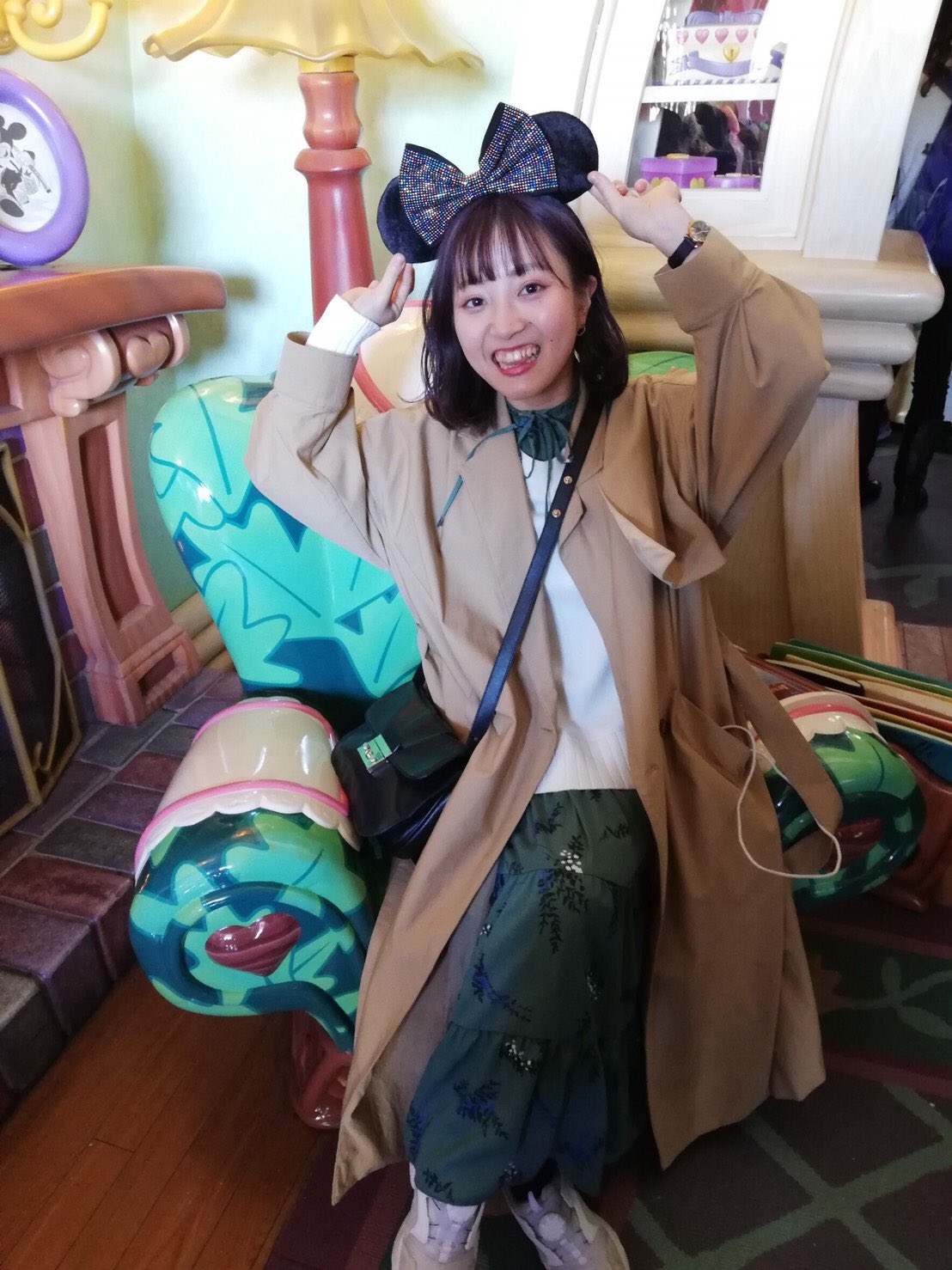 九州歯科大学 ダンスサークル Oil Red 2年会計赤木 身長150センチ靴22センチ 潜むgカップ そんな巨乳持ち合わせているのだが男達は全くそれを信じない 後ろの三人も知らずにホイホイ写真を撮っている 次の学祭でお披露目になるのだろうか 揺れる胸期待し