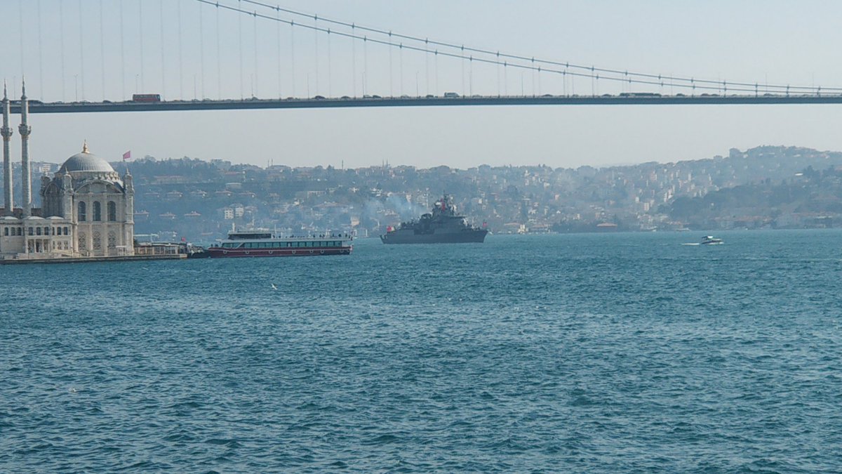 ninova5's tweet photo. ⚓ Gelmeye başladılar! "Malum Parti"nin kuruluş toplantılarını yaptığınız "şimdilik" sizin olan yalılarınızın önünden Türk'ün Donanması geçiyor! Selam olsun! https://t.co/cX2eDc52aQ