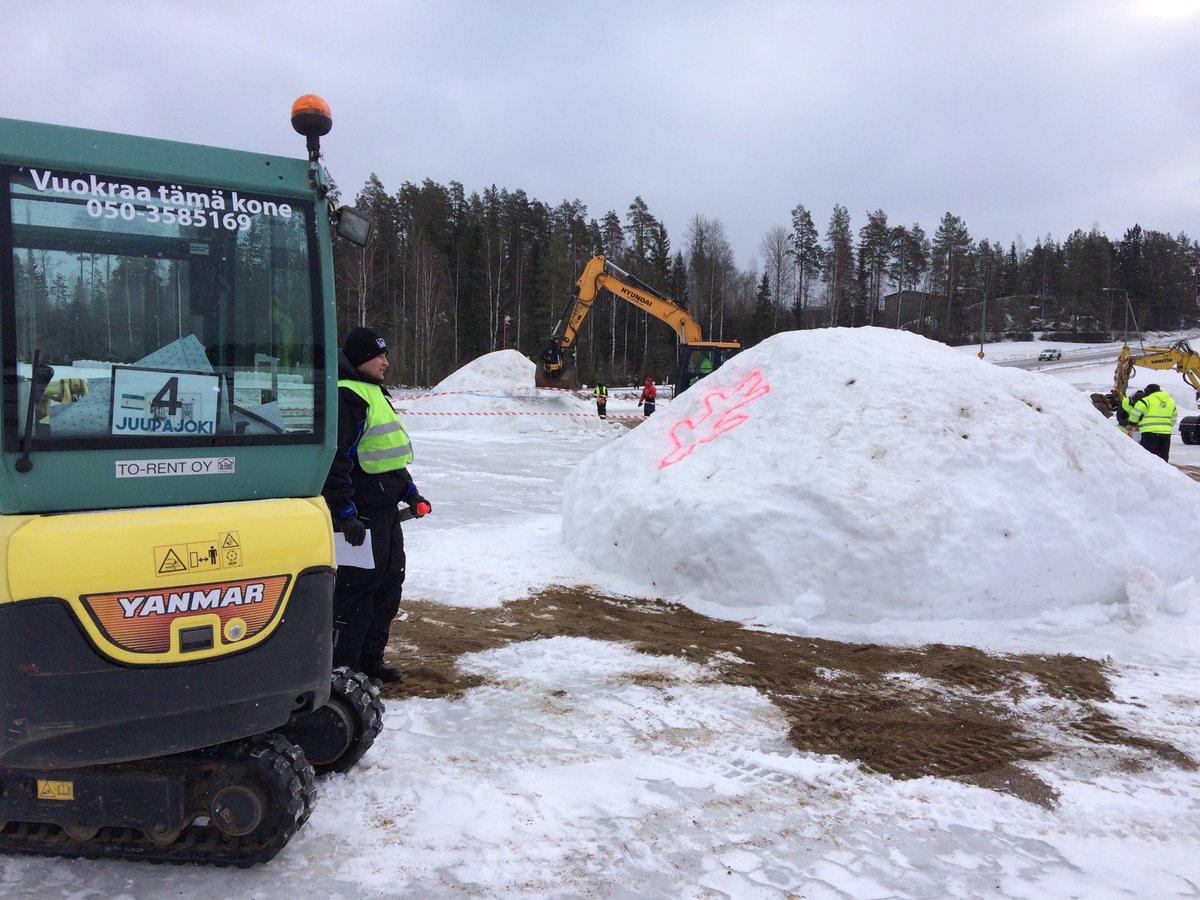 TapolaKatri's tweet photo. Telan alle hiekkaa ja vaakunaa veistämään! #juupajoki isännöi maailman ensimmäistä kaivureiden lumenveiston sm-mittelöä! Monen kasan äärellä häärii keskittyneitä kisaajia. #yletampere #rslauantai #tampereenlauantai https://t.co/zeLHS4gE1s