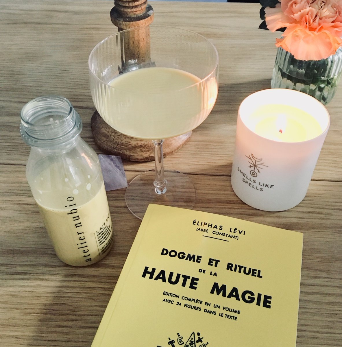 Quelques branches, des plantes, une bougie, une jolie photo...osez créer votre petit altar à la maison ! Cette semaine on s'inspire des petits autels des anciens pour créer un mini-sanctuaire ou "altar" buff.ly/2GYdgDj
#altar #ateliernubio #fuelyourdreams