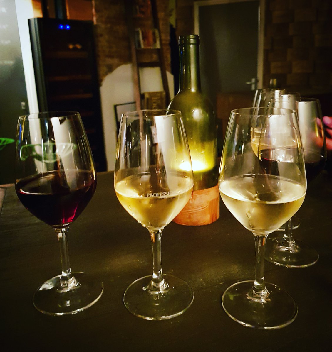 Wijndummy's tweet photo. In some wine bars you can ask for a 'flight'. Three glasses with three different wines (not a full glass, just half) to taste. Great way to try more wines. Love it! #wine #winelife #wijn #winelover #winegeek #wineoclock #winetime #wines #smile #picoftheday #winebar #wineflight https://t.co/lzZvTqpyM9