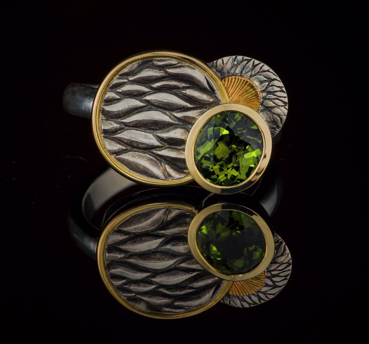 SylvaineF's tweet photo. New collection on display this weekend at Desire Fair in #chelsea #london with @CraftInFocus (stand 8)
Peridot ring handmade in silver and 18ct gold 
#machlowskiphotography . 
#contemporaryjewellery #desirefair #jewellerylondon #fashionjewellery https://t.co/Su6EtssEUw