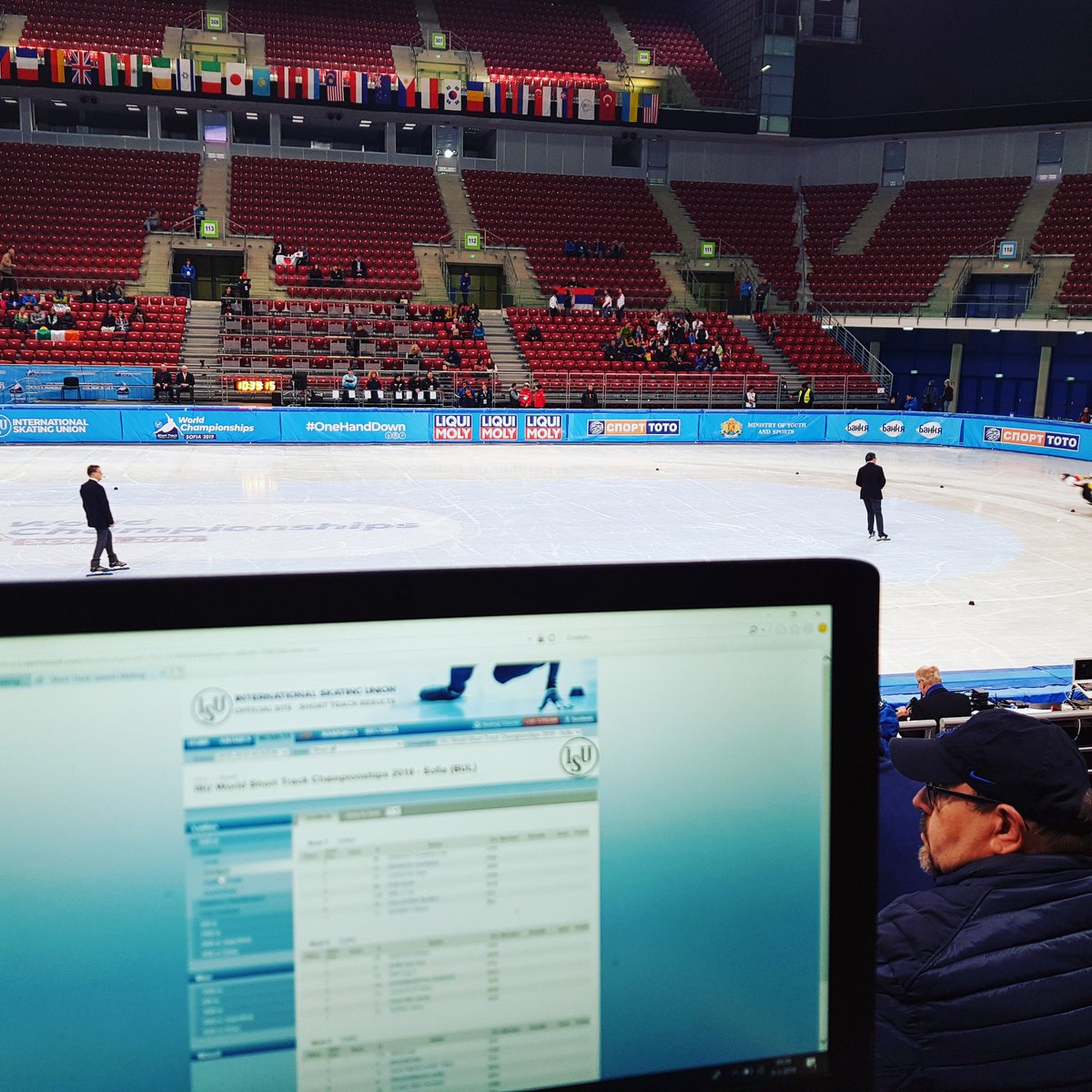 Vanaf 13u live op #NPO1 de WK Shorttrack met co-commentaar van @CeesJuffermans en in de studio @nielskerstholt