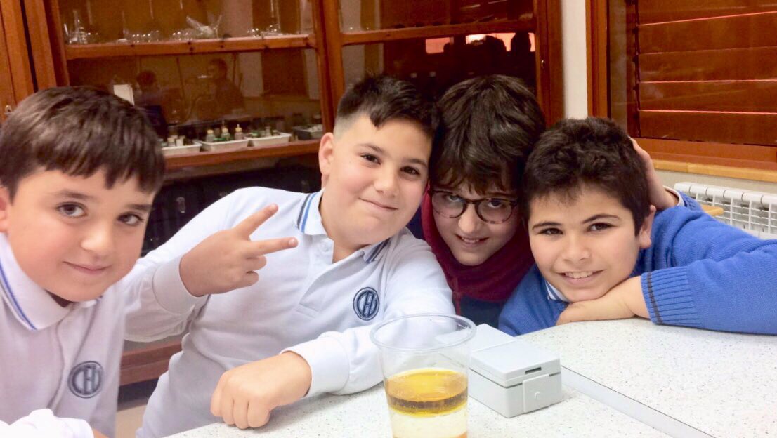 MilagrosaTotana's tweet photo. En esta sesión de #ScienceinLab contamos con Rob, uno de los auxiliares de conversación de nuestro cole @MilagrosaTotana con el que evidenciamos conceptos de la flotabilidad como el empuje y la densidad @BEDAspain @MurciaBeda @ecatolicas https://t.co/S3q8hBPbv1