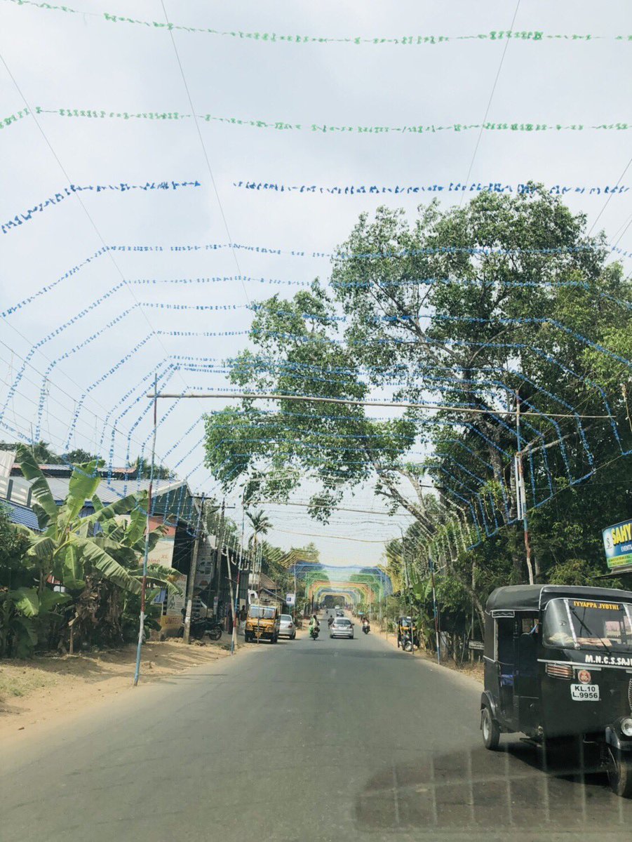 VivaciousVids's tweet photo. This place is special coz left side belongs to #Kerala and right to #TamilNadu... #Perambu #BorderingStates #India https://t.co/5mRRTxsn5w