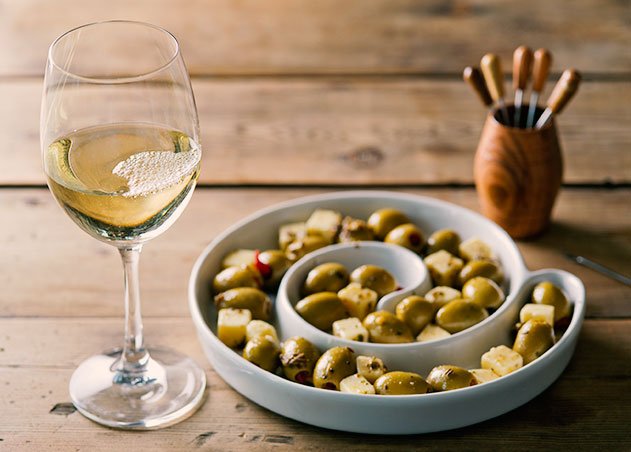 LA SABROSITA Aceitunas on Twitter: "Atento a esta combinación: aceitunas, queso Gouda y vino blanco 😍 #maridaje #aceitunas #aperitivos #queso #gouda #vino #VinoBlanco https://t.co/j75fzWSh9u" / Twitter
