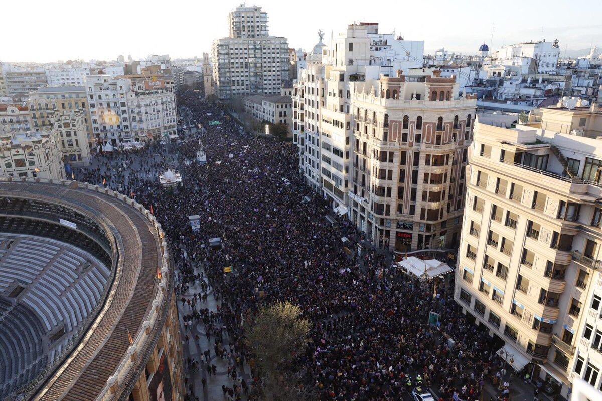 SEPC_nacional's tweet photo. #VagaGeneralFeminista | Gràcies, feminisme. Gràcies per fer d'aquest #8M una jornada històrica. I qualsevol atac vers els nostres drets el respondrem de forma massiva aquí, als carrers, a casa nostra i al nostre camp de batalla 💪🏾
#EstudiantsVG8M
#DecidimFeminisme https://t.co/MIGsXHFooS