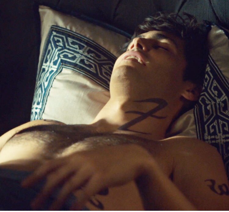 Sorry guys!!! I literally fell asleep, phone in hand, while searching for a blissed out sunshine alpaca. Woke up just now with the phone charger cable wrapped round my neck.Wow, I was tired last night  #ALECvsALPACA - Original SinScreencap by  @joyfuljukebox  #Shadowhunters