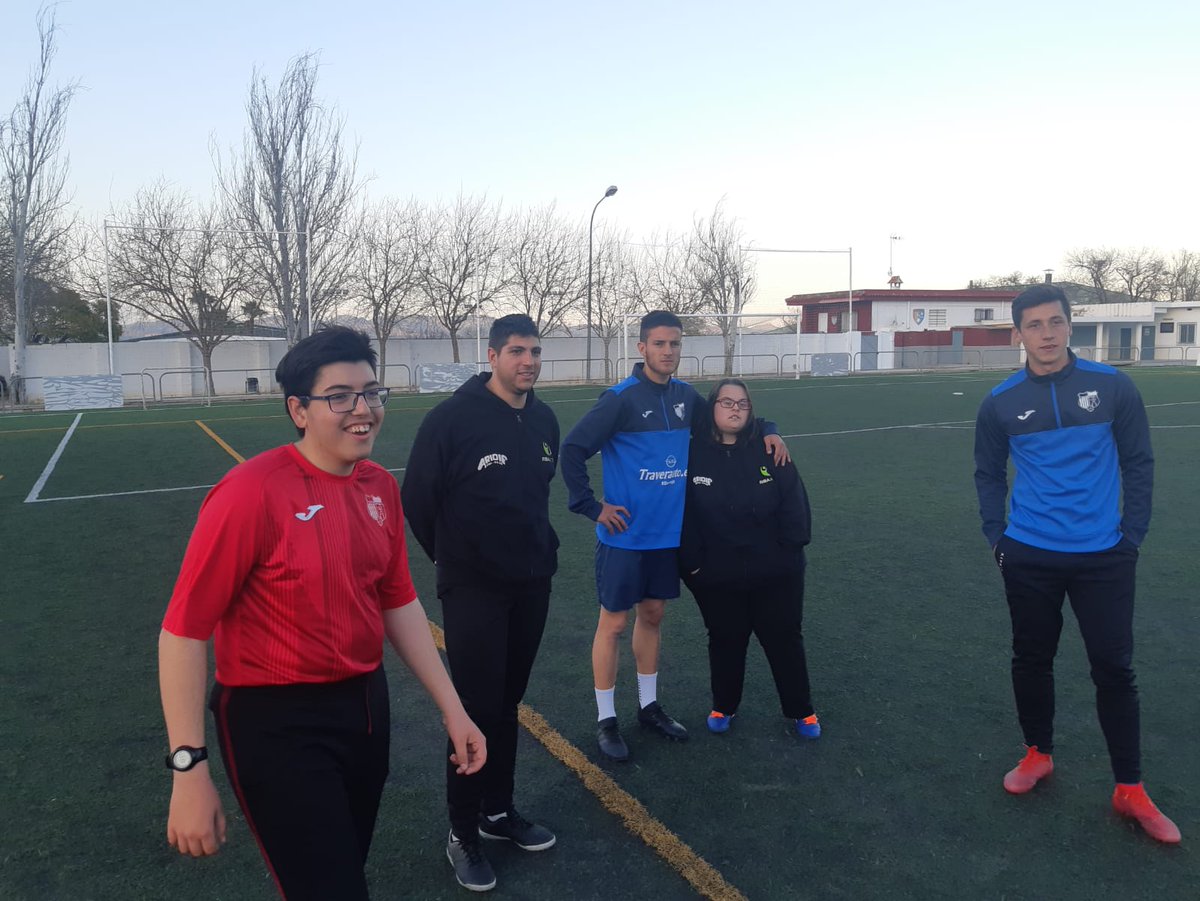 RIBARROJACF1942's tweet photo. En la tarde de ayer nuestro Ribarroja CF EFI tuvo una visita muy especial en su entrenamiento con la visita de nuestros jugadores Crespo y Dani Alfonso del amateur A y Héctor Bargues y Borja Tortajada del amateur B donde estuvieron entrenando conjuntamente.

#SempreRibarrojacf https://t.co/oKC9269IEt