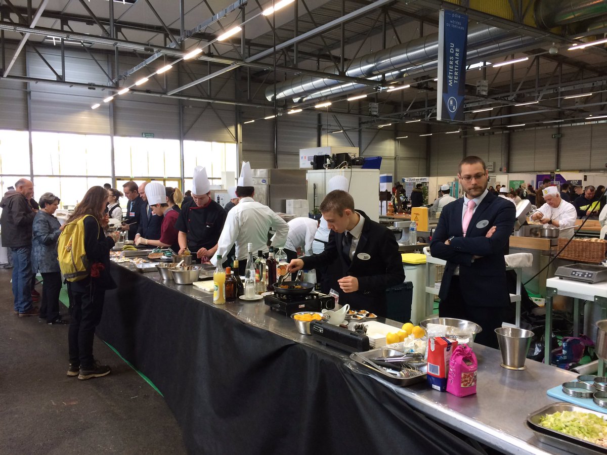 DSAINTPAUL's tweet photo. Venez découvrir les métiers, rencontrer des entreprises qui recrutent dans tous les secteurs en CDI, en CDD, pour la saison...
Au salon de l'apprentissage et de l'emploi à Poitiers avec @poleemploi_NA https://t.co/adOOCNfqFR
