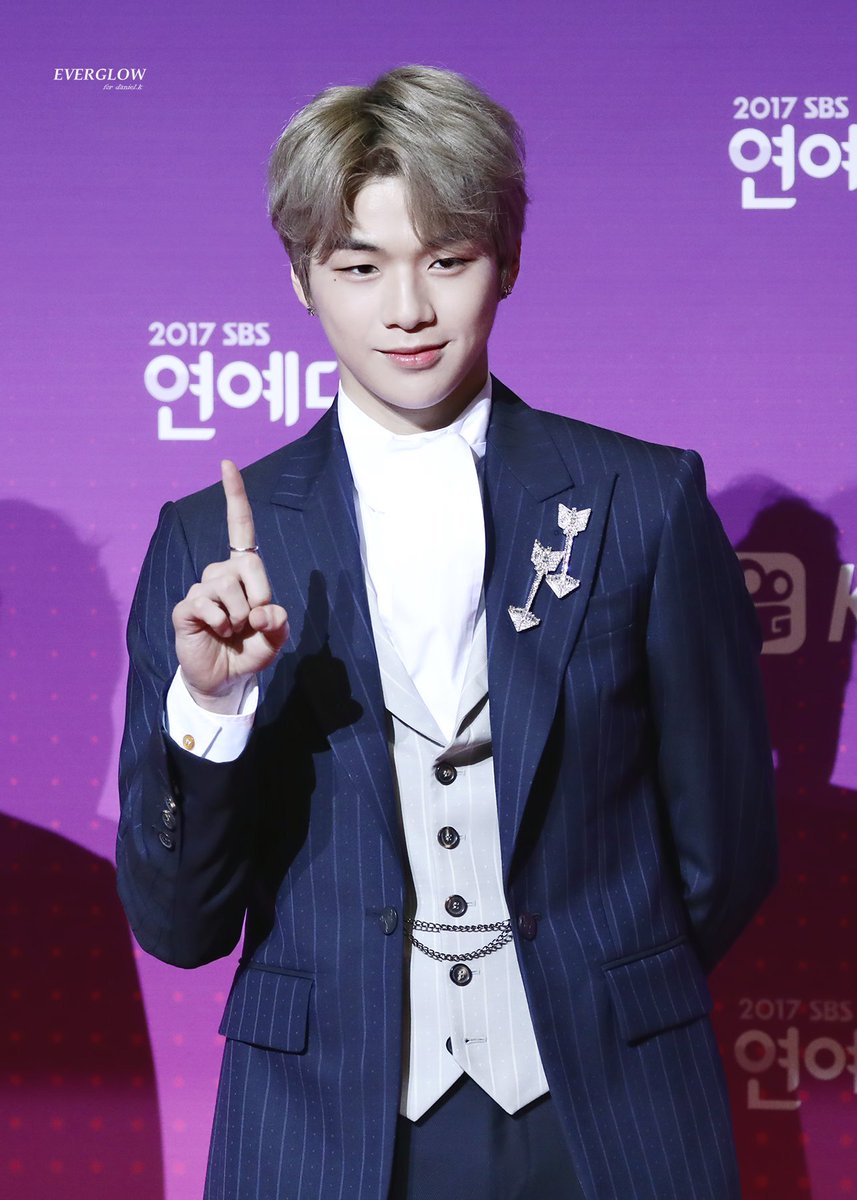 18) He attended various awards & in all awards, the cameramen just loved him. I love his suits/outfits during the awards. And one of my fav is during SBS Ent. Awards. He looked so handsome and dandy. And that ashy grey platinum hair is awesome.  #TwoYearsWithDaniel