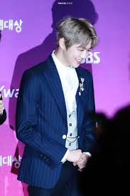 18) He attended various awards & in all awards, the cameramen just loved him. I love his suits/outfits during the awards. And one of my fav is during SBS Ent. Awards. He looked so handsome and dandy. And that ashy grey platinum hair is awesome.  #TwoYearsWithDaniel