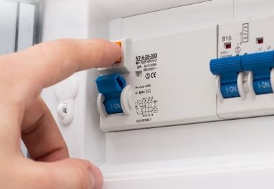 IngegneriaECom's tweet photo. Un articolo rivolto ai neofiti : quando e perché scatta l'interruttore sul quadro elettrico o sul contatore . Come capire se dipende da sovraccarico , cortocircuito o da una perdita verso terra.

https://t.co/fFhB6NV6SQ https://t.co/TCcYd3etsw