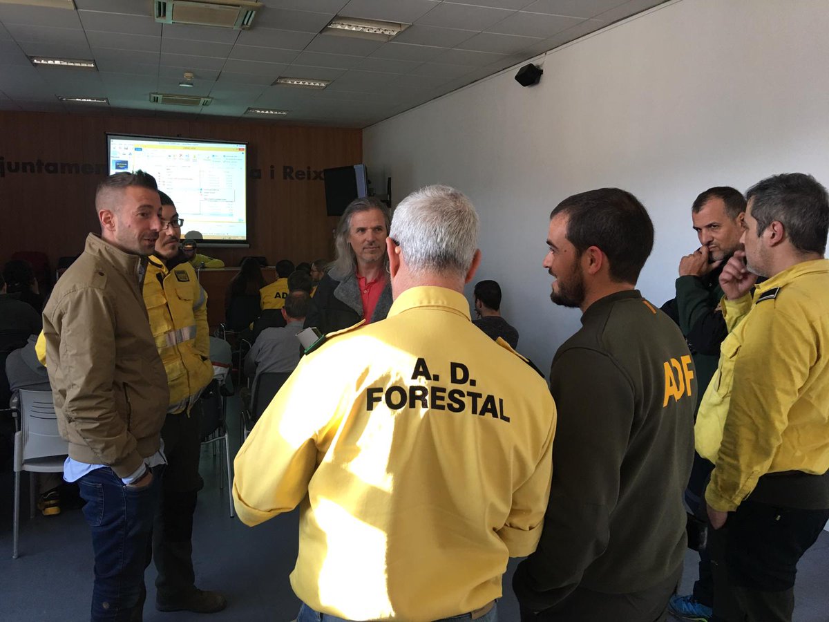 fedADFVOcc's tweet photo. Bon dia, avui a #MontcadaiReixac, iniciem la formació bàsica de 26 nous voluntaris perquè puguin disposar de carnet verd ADF i ajudar en els treballs de prevenció d'incendis forestals. Benvinguts! https://t.co/KUMw8QPUUu