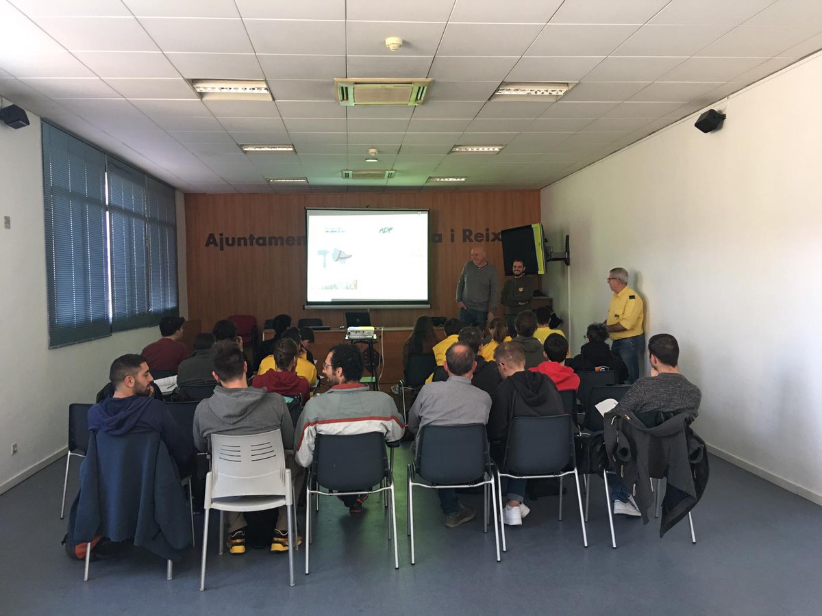 fedADFVOcc's tweet photo. Bon dia, avui a #MontcadaiReixac, iniciem la formació bàsica de 26 nous voluntaris perquè puguin disposar de carnet verd ADF i ajudar en els treballs de prevenció d'incendis forestals. Benvinguts! https://t.co/KUMw8QPUUu