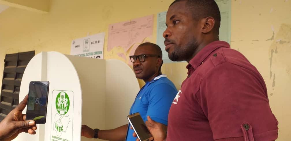 ONEteam2019's tweet photo. Breaking
In violation of INEC guidelines, Itoro Columba, chairman of Ikono LGA, is being photographed by his aides around the voting cubicle at PU 2, ward 11, Itak.
#AkwaIbomDecides2019 #NigeriaDecides #NsimaIsWinning https://t.co/nUUyJgGATZ