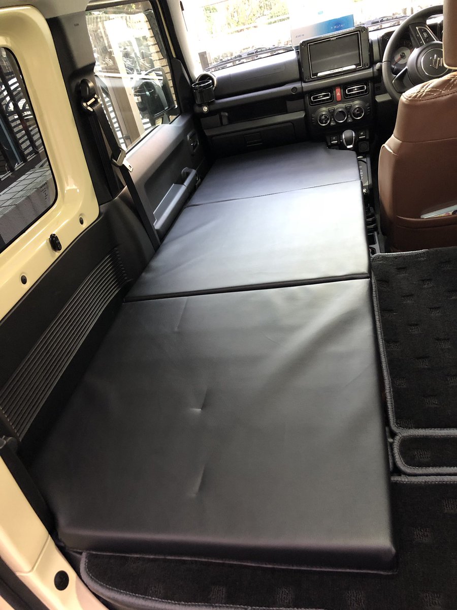 まつ C 新型ジムニー車中泊マット完成 ベースはトレーニングマットで角をカットして縫い合わせた シフトレバーの逃げもいい感じ 寝てみたけどなかなかフラットで良い 身長170センチだと余裕です 180センチくらいまでok 車外に出ずに展開可能