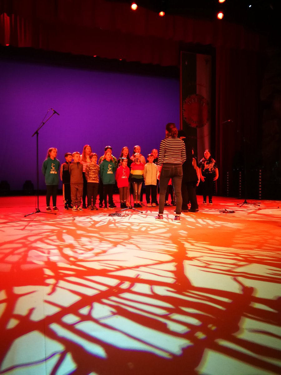 calonycymoedd's tweet image. Ein plant yn ymarfer ar gyfer y perfformiad mawr yn Nisneyland Paris. 
Our children practising for our performance this afternoon in Disneyland Paris.