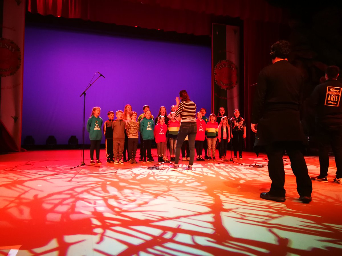 calonycymoedd's tweet image. Ein plant yn ymarfer ar gyfer y perfformiad mawr yn Nisneyland Paris. 
Our children practising for our performance this afternoon in Disneyland Paris.