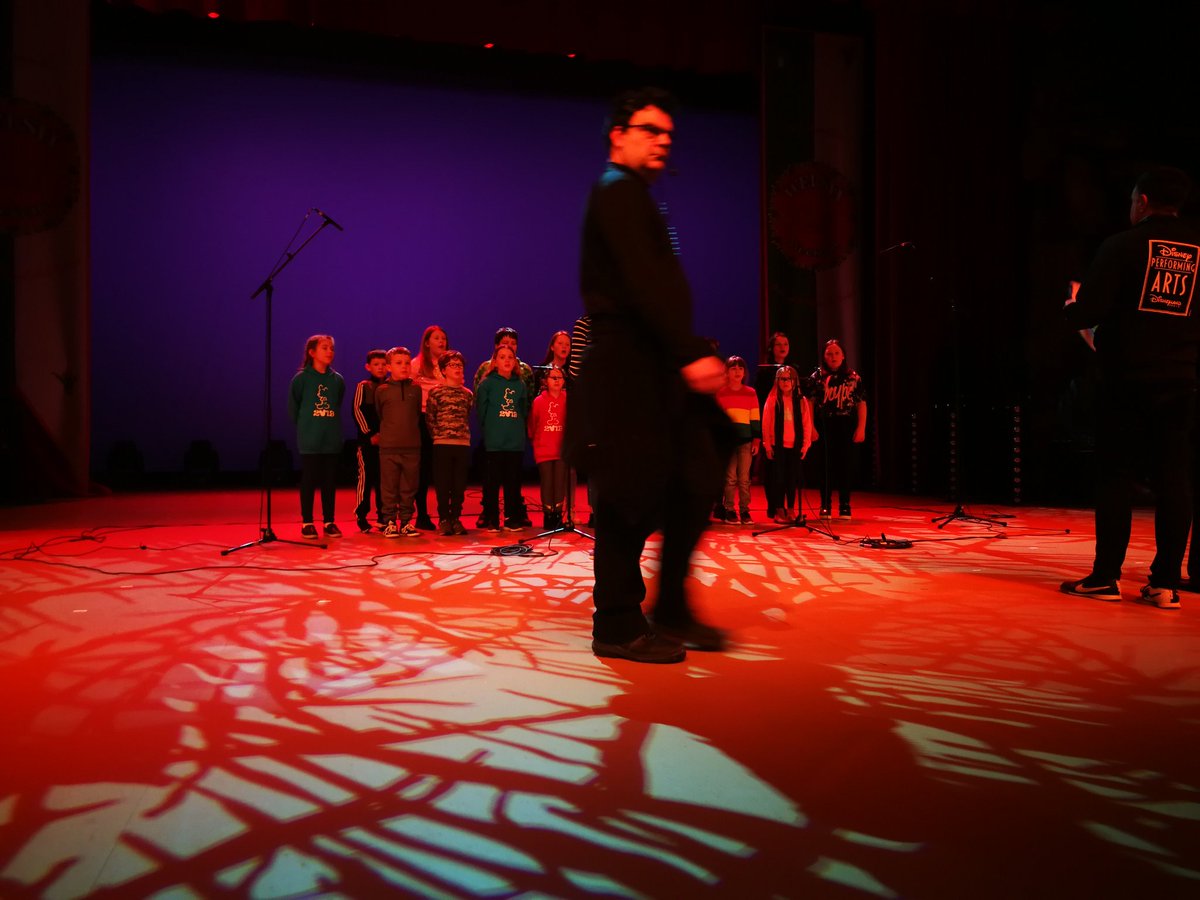 calonycymoedd's tweet image. Ein plant yn ymarfer ar gyfer y perfformiad mawr yn Nisneyland Paris. 
Our children practising for our performance this afternoon in Disneyland Paris.