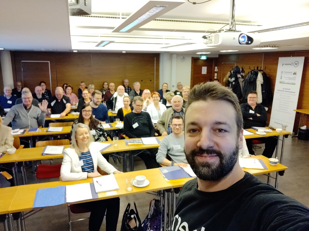 Terveisiä Leirintämatkailun kehittämispäiviltä Jyväskylästä! 

Tänään tehdään duunia Karavaanareiden kanssa. Legendaarista!

#caravan #camping #karavaanari #doerz #travel #motorhome <a href="/sfcaravan/">SF-Caravan ry</a>