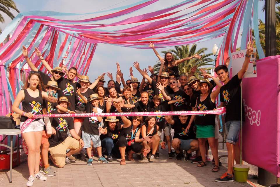 FestivalMinipop's tweet photo. T'agradaria formar part d'un equip jove, dinàmic i amb molta empenta? Vols ser voluntari/a i viure el festival des de dins? Ajudar-nos a fer possible el #Minipop2019? Envia'ns un missatge a info@minipop.cat amb el teu nom, mòbil, mail, disponibilitat horària i preferències. https://t.co/MnUokHBisT