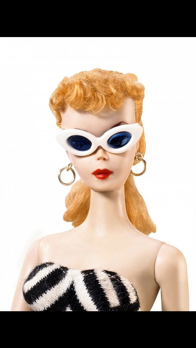 So50sRetro's tweet photo. Barbie is 60 today! To celebrate, this amazing carry case from 1964 is just £15.00 
Happy Birthday Barbie! 💗🎂🍾🥂🍰🍸🍷
(I was a Pippa and Sindy fan myself 😉) #vintagebarbie #barbiesbirthday #1960sbarbie #barbiedoll #InternationWomensDay #love #so50sretro #vintageshop https://t.co/7jS71qDjiO