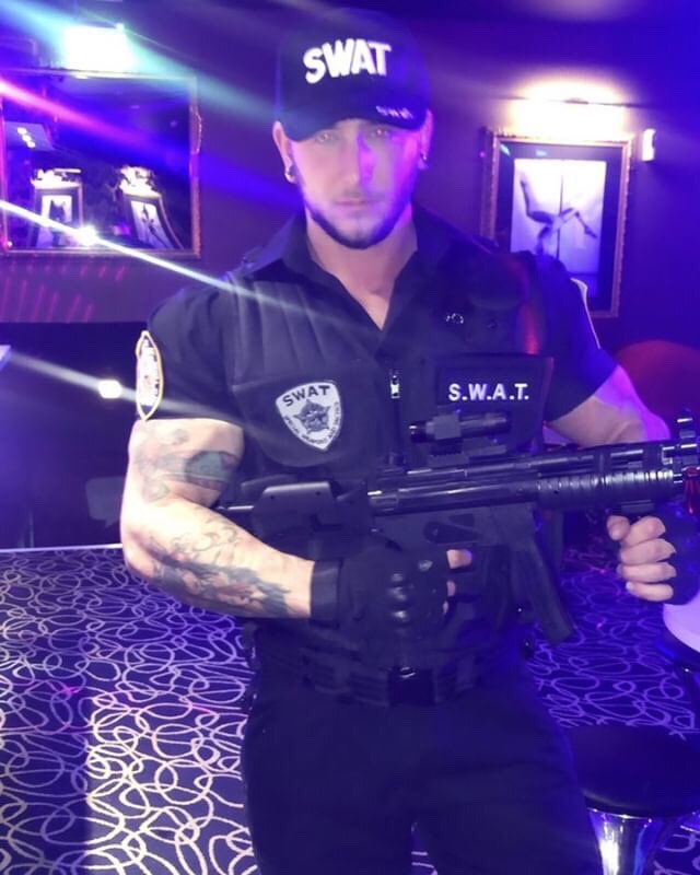 WomensEyeCandy1's tweet photo. It’s naughty hunk @Scott_Hasting5 first proper ladies night tonight with the #SassyBoys good luck Maverick! 💋❤️ #willywave 🍆😈 https://t.co/JGHEpTko0X