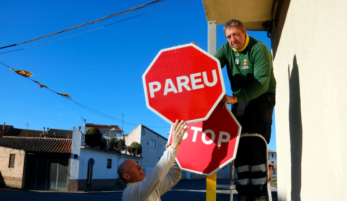 3CatInfo's tweet photo. Torrelameu canvia els "Stop" per la senyal en català "Pareu" https://t.co/eiwd5RuJds https://t.co/13LqTqUIkC