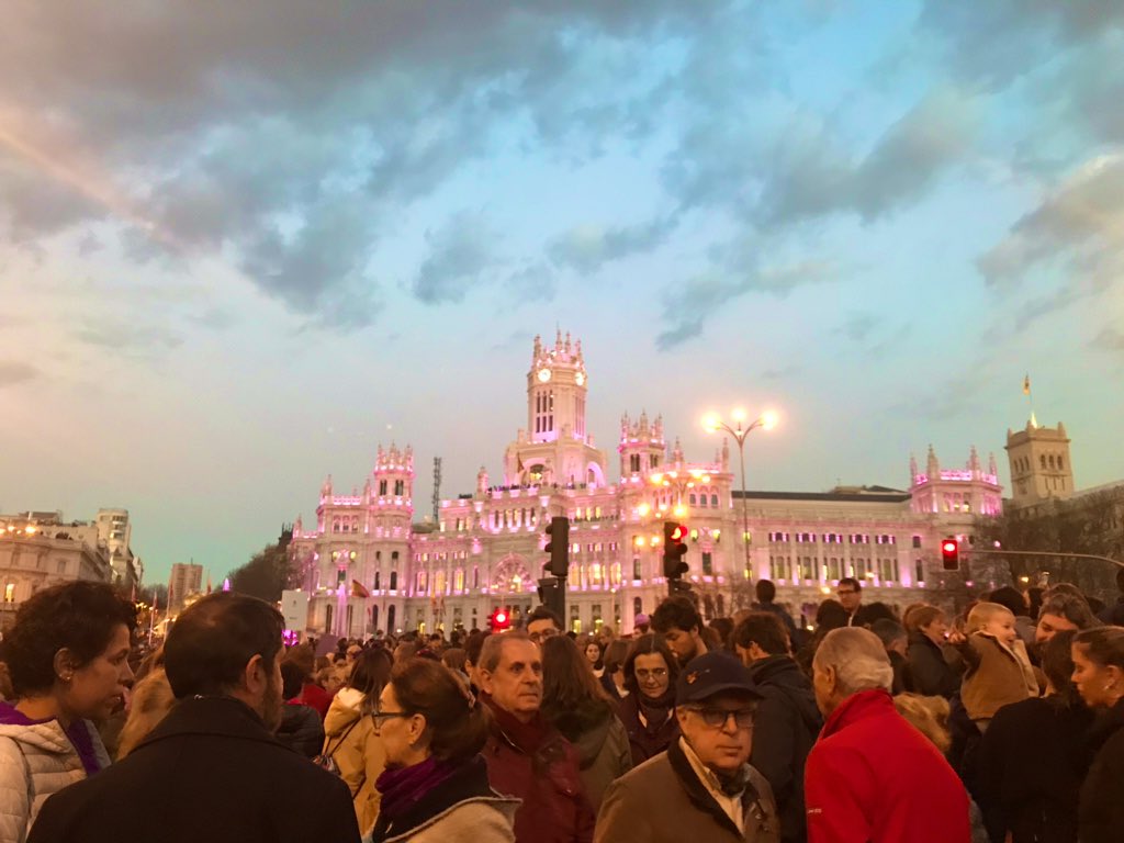 mujercigarra's tweet photo. Ayer tomamos las calles para reivindicar nuestros derechos.
Madrid con M de Mujer 💜💪🏼 https://t.co/FQcdZEZv4t