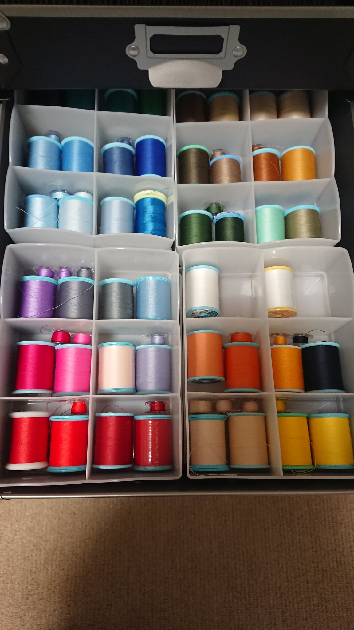 かにぎり ミシン糸収納 セリアのcharm6がミシン糸収納にぴったり ボビンも一緒に入ってスッキリ 積み重ねもできて優秀 セリア 収納 ミシン糸収納 手芸用品 ハンドメイド