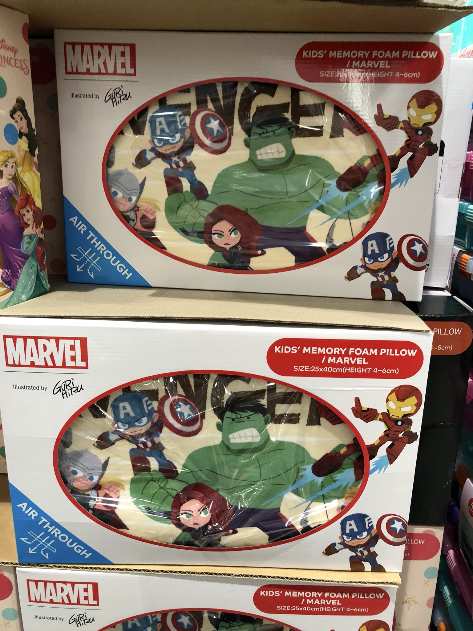 Skr コストコにマーベルの低反発枕が売ってましたー キッズサイズだからちょっと小さめ 絵柄はグリヒル
