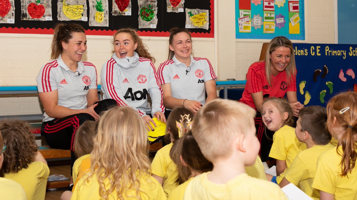 π Kids say the funniest things! Watch as @ManUtdWomen stars @KirstyHanson3, @amy_turner4 and @charliedevlin98 field questions from local primary school children. #MUWomen
