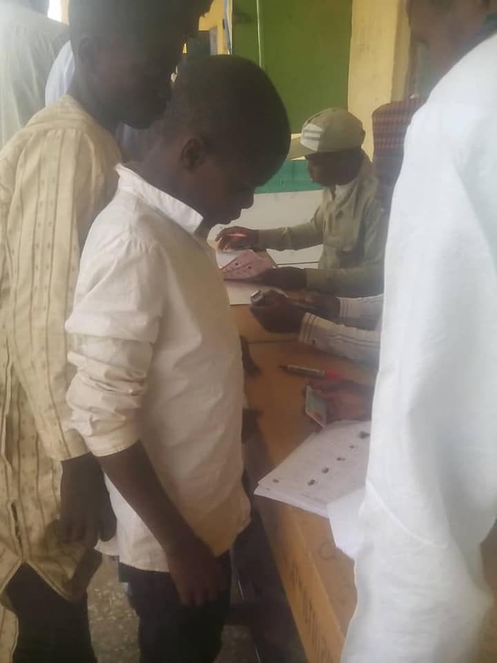 SituationRoomNg's tweet photo. Time: 11.46am
State: Bauchi
LGA: Zaki 
Ward: Katagum
PU: UNGUWAR NASARAWA, NASARAWA II - 007

Massive underage voting going on in the PU with the active collusion of @inecnigeria officials &amp; security personnel.

#SR2019Elections #NigeriaDecides2019 
#SRObserves2019 https://t.co/8iUELQRrAG