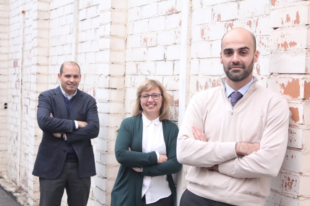 iesebschool's tweet photo. Three EMBA-13 classmates launched the "anti-Uber" transportation startup BusUp, which just got a €212,000 investment from our VC fund, #Finaves! #aWorldtoChange #IESEmba https://t.co/99FQTLnnTE https://t.co/ObTHpDvrsG