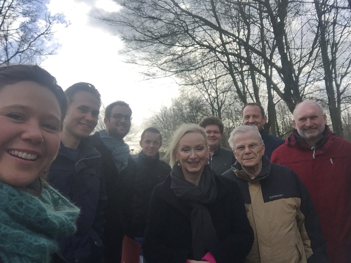 Vanochtend in Zuidhorn op pad met <a href="/VVD_WK/">VVD Westerkwartier</a> en <a href="/VVD_Groningen/">Groninger VVD-Statenfractie</a>. Bewoners hebben vooral behoefte aan een betere verbinding met de A7 🛣, veilige fietsroutes 🚴‍♀️ en prullenbakken in de wijk 🗑 #vvdopstraat #levededoeners #PS2019