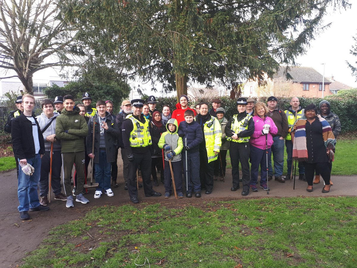 bedspolice's tweet image. We're out today on a community weapons sweep, looking for knives that have been hidden or discarded - the community's support is vital to help tackle #knifecrime #knivesruinlives