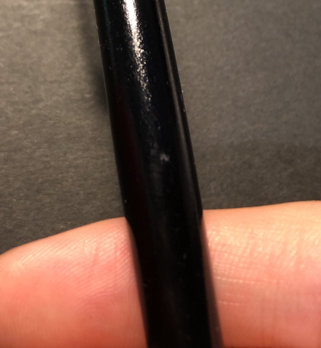 〜購入品紹介〜
たけじゅんさん(<a href="/jet3plus/">たけじゅん（螺鈿＆漆の筆記具）</a> )のP207黒漆厚塗り 正直にいうと、長い目でみたら最高。細かくみると口金部分や軸に白っぽくなってしまうところがあった。(4枚目) 黒酢菌氏のブログで手に吸い付くと書かれていたがまさにその通りだった。口金部分も塗っていただいた訳だが軸と同じ質感、続く