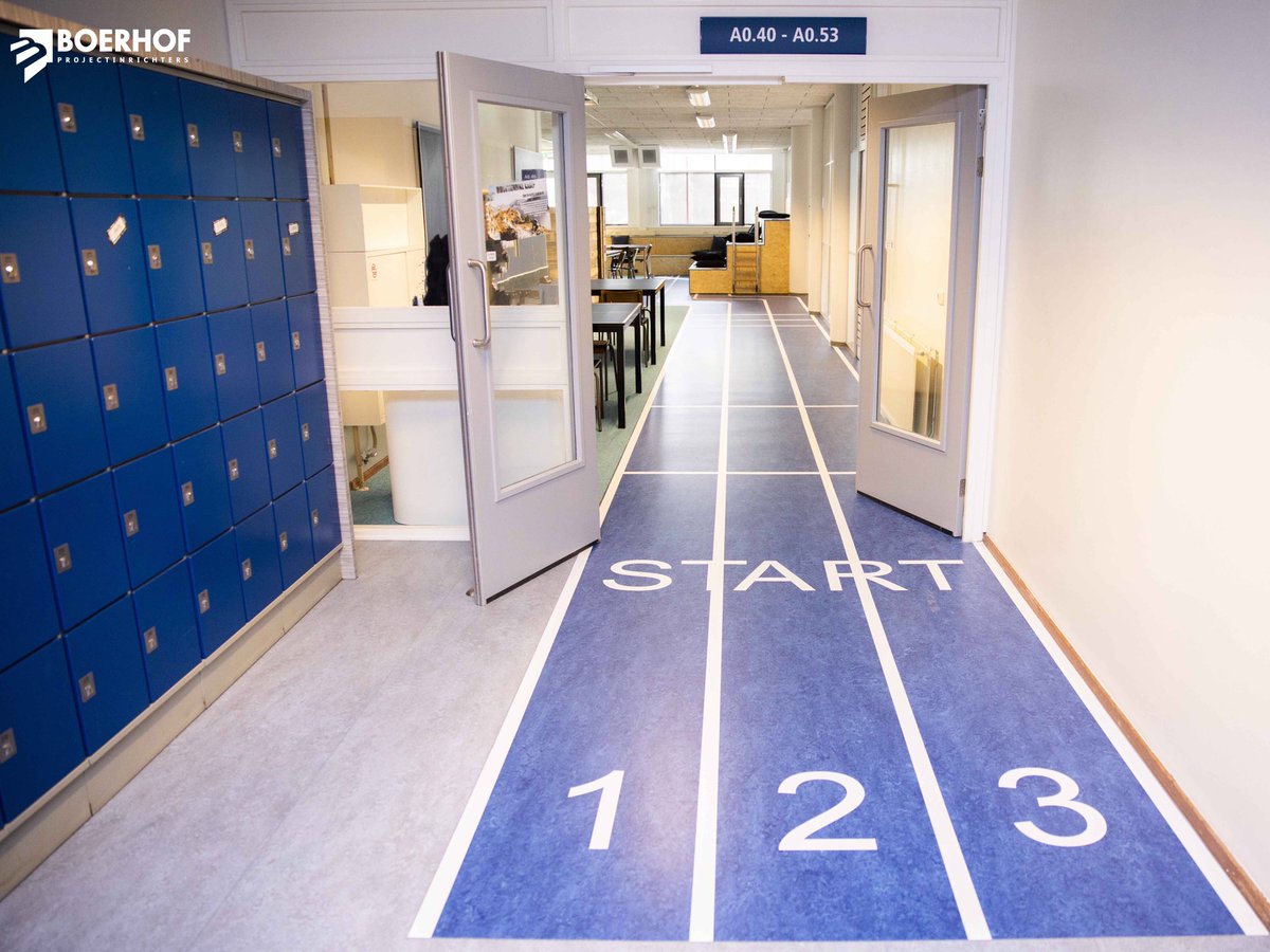 Onlangs hebben wij nieuwe vloeren gelegd bij de opleidingen Bewegen en Sport van <a href="/Windesheiminfo/">Hogeschool Windesheim (inactief)</a> 
Het betreft <a href="/Dessotapijt/">Desso</a> en <a href="/forboflooring/">Forbo Flooring</a>. Op het Marmoleum is dmv folie een atletiekbaan aangebracht.
Foto’s: <a href="/Bulletray/">Bullet-ray</a> 
Ontwerp:  <a href="/Zwaaginterieur/">Zwaaginterieur</a> 
boerhofprojectinrichters.nl/referentie/win…