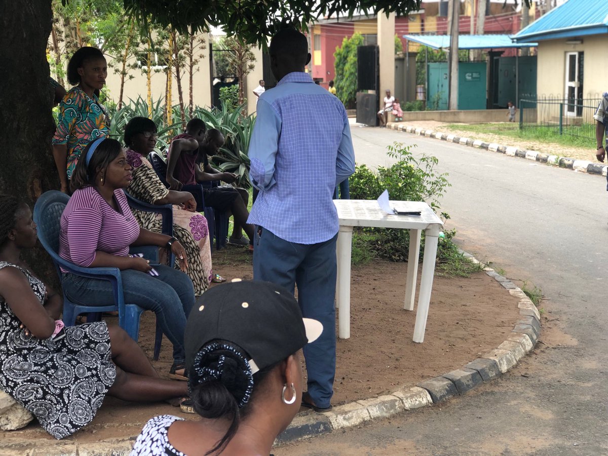 millionscents's tweet image. 12:14pm at a polling unit in ISHERI-Magodo No sign of ⁦@inecnigeria⁩ staff. Some voters are waiting... even though about 75 names are penciled on paper. Reason for #votingdelay is Adhoc staff protesting unpaid welfare salary #theverdict #pollstream ⁦@channelstv⁩