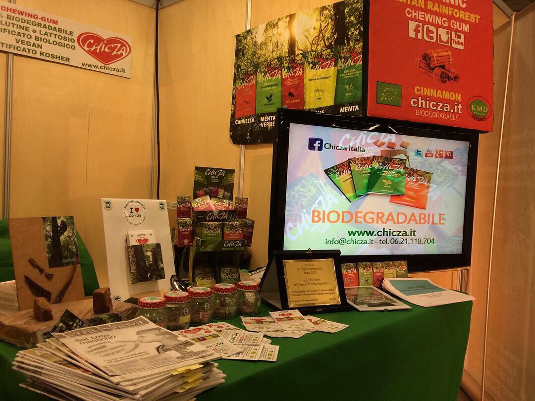 ChiczaItalia's tweet photo. Vieni a provare la vera gomma da masticare 😎 Diffida dalle imitazioni‼️
👉 Stand VB3 Padiglione 3 Area *Mangia come Parli* 👈
Cannella 🌱
Lime🍋
Frutti Rossi🍒🍇🍓
Menta🍃
Menta Verde🌿
Scegli il tuo gusto preferito 😋
#chicza #flcg2019 #flcg #milano #fieramilanocity #fiera https://t.co/lK8RXwMQqS