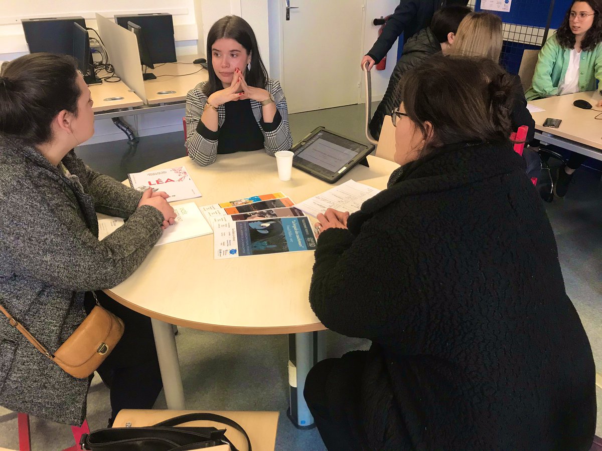 LbaLettres's tweet photo. Un grand 🙏 aux étudiant.e.s pour la présentation de leur formation @BTSCOM_LBA aux Portes ouvertes du @LBAVitre : 🎯enseignement, compétences, projets, Books de créations, logiciels PAO, travail en équipe, collaboration, expérience de stage... https://t.co/iDRkc6RKLp