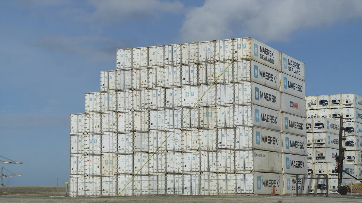 Rob_rtm's tweet photo. Reefers,reefers en nog eens reefers
#Rotterdam #maasvlakte #haven #emptydepot https://t.co/7L97XZ1PZo