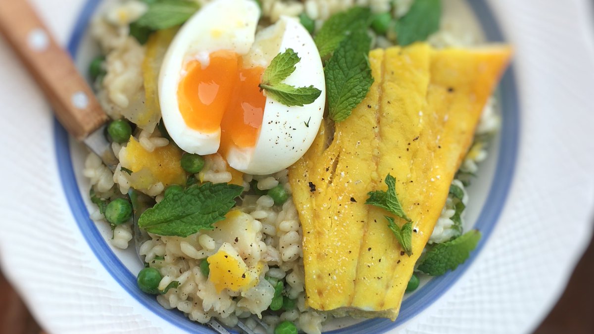Pea risotto with smoked haddock &amp; soft boiled egg ❤ Recipe: junedarville.com/smoked-haddock… #belgianblogger #belgianfoodie #belgianfoodblogger #antwerpfoodie