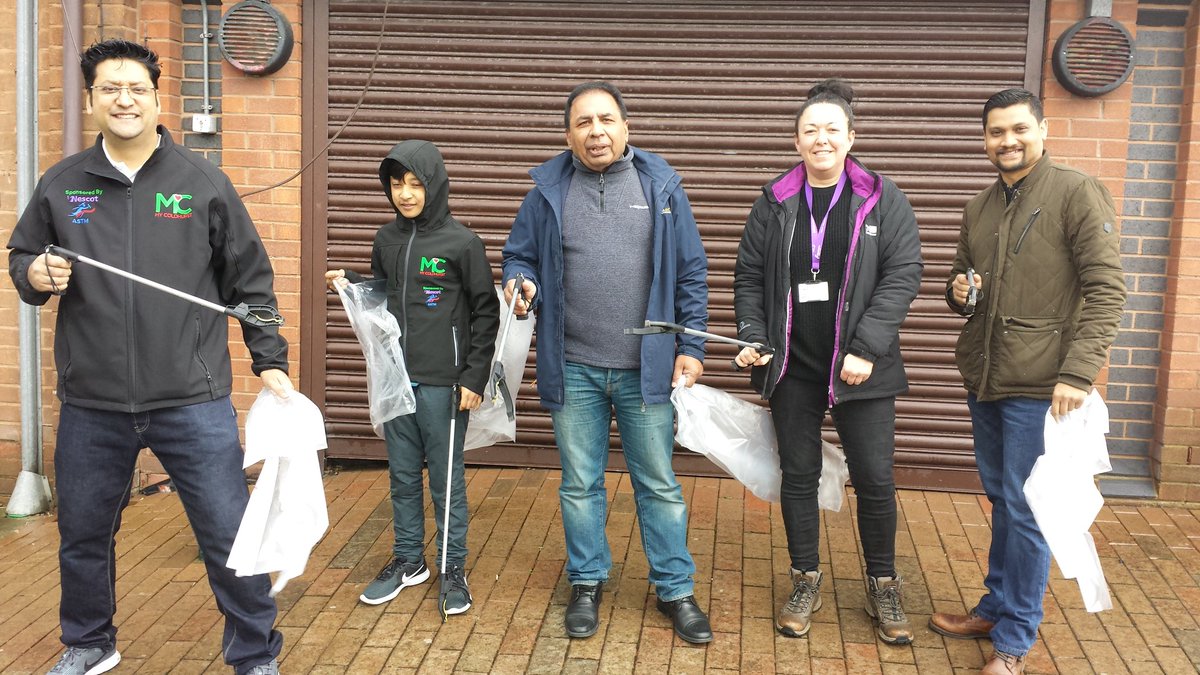 Teaming up &amp; cleaning up Clarkwell with local group &amp; funded by ROCA 'My Coldhurst ' ☔🌚 <a href="/FirstForFCHO/">First Choice Homes Oldham</a> <a href="/CafferkyEmma/">Emma Cafferky</a> <a href="/FCHONeighbourhd/">FCHO Neighbourhoods</a>