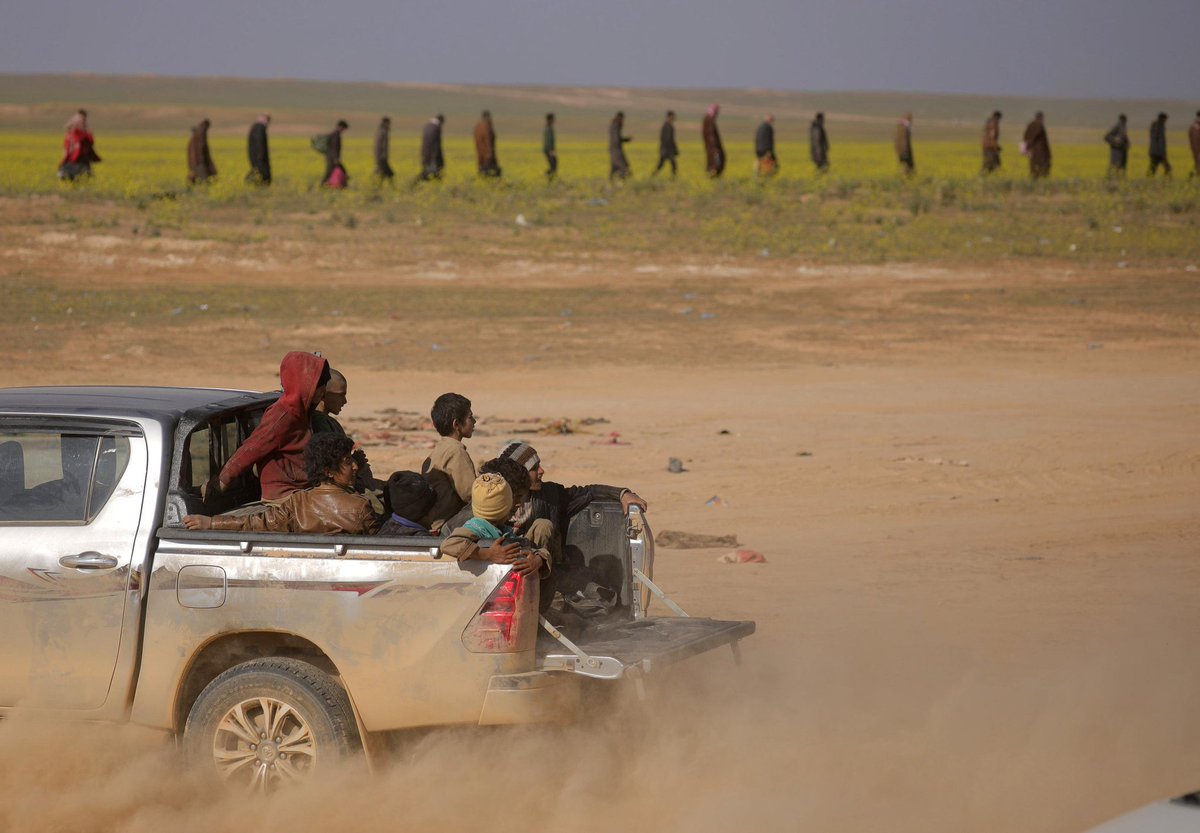 KurdeBerwari's tweet photo. Certainement l'une des photos les plus fortes de ce conflit contre l'EI.
Au 1er plan, des enfants #Yesidi sauvés, à l'arrière d'un pick-up.
Au fond, les combattants de l'#EI faits prisonniers, à pied, en ligne (qui eux se mettaient en scène sur des pick-up lors des conquêtes). https://t.co/poTyN7LHhN
