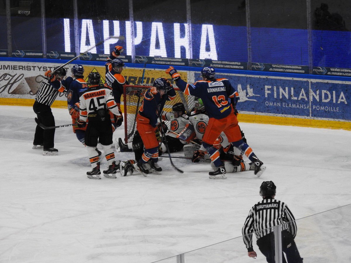 ippu's tweet photo. #tappara @tapparanuoret tasoittaa 1-1 #hpk #ajunnut https://t.co/EJr1yx86jm