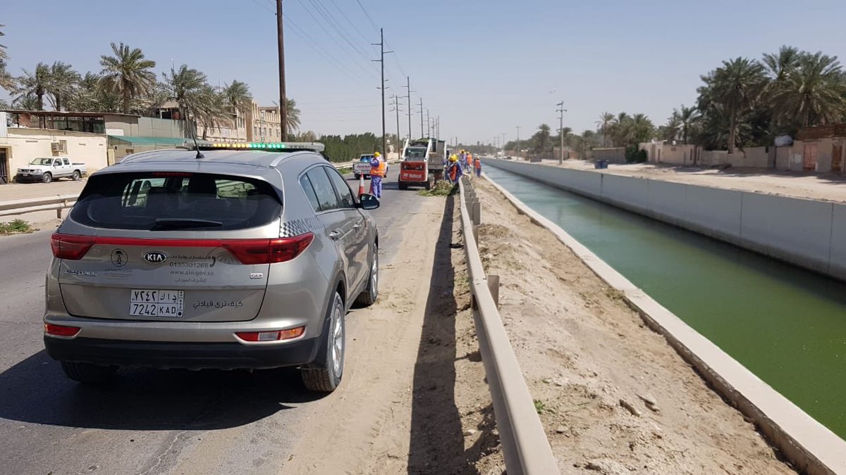 ضمن جهود #المؤسسه_العامة_للري وإهتماماتها لنظافة بيئة الواحة الزراعية قام المختصون بمكتب #الحارة التابع لفرع الاحساء بنظافة الطرق الزراعية بإمتداد قناه F1 الرئيسية بمنطقة الخدود بطول 900 متر طولي ورفع 40 متر مكعب من المخلفات البلاستيكية والحشائش.