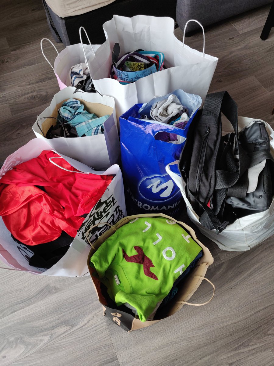 toya_k's tweet photo. Du bordel en moins ! Merci @MarieKondo ! #Konmari #doesntsparkjoy https://t.co/Ue8V68shlv